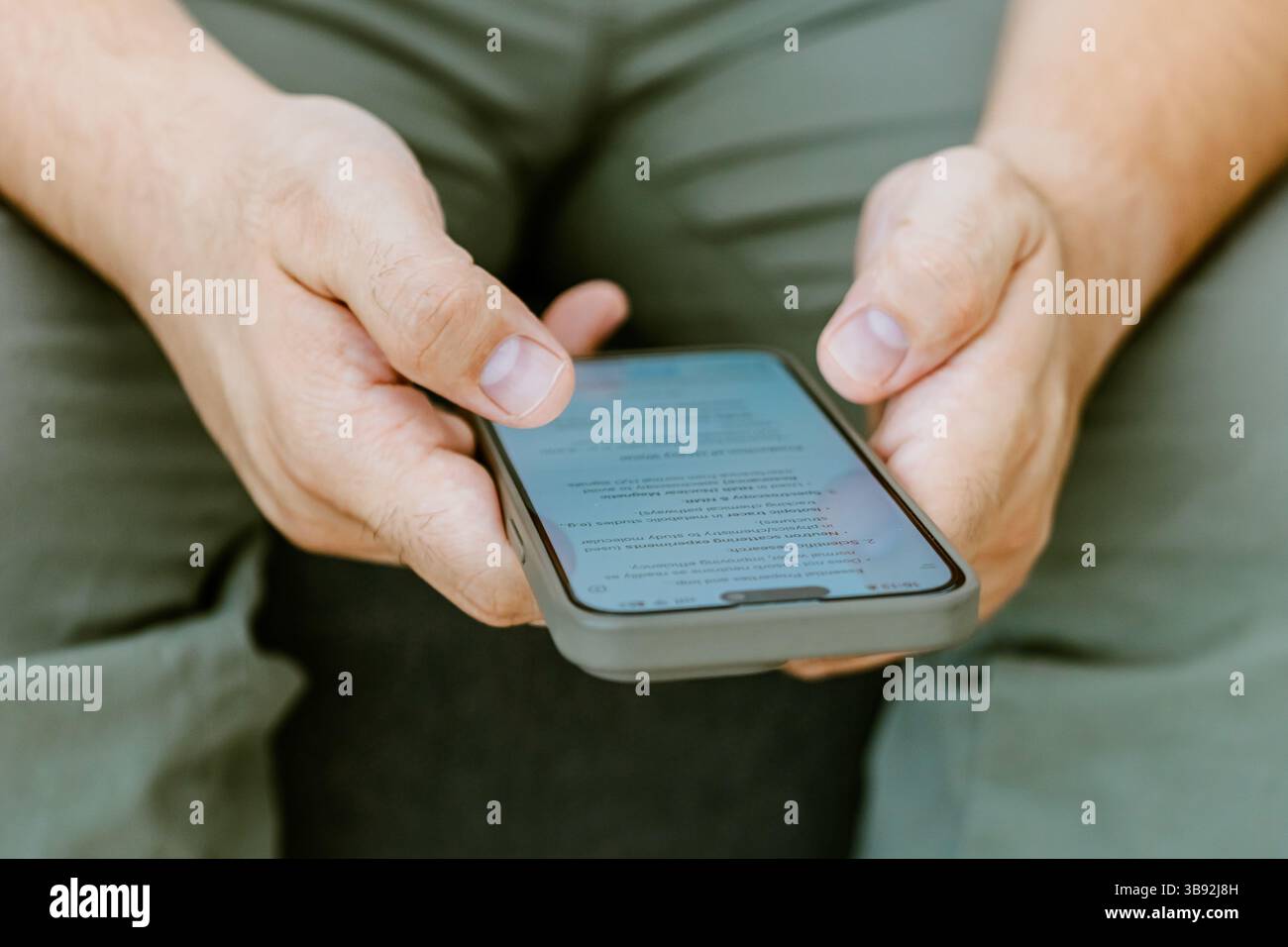 Nahaufnahme der Hand eines Mannes mit KI. Hochwertige Fotos Stockfoto