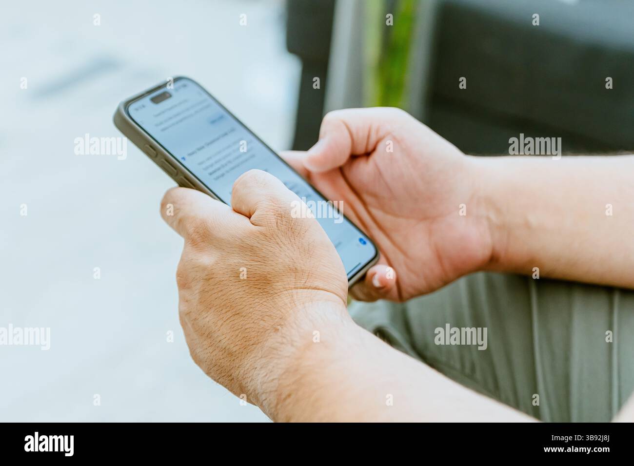 Nahaufnahme der Hand eines Mannes mit KI. Hochwertige Fotos Stockfoto