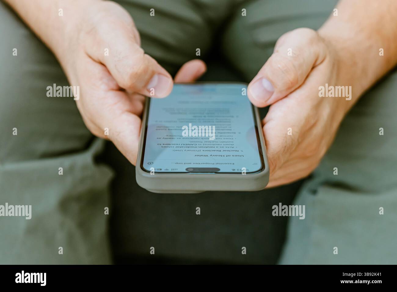 Nahaufnahme der Hand eines Mannes mit KI. Hochwertige Fotos Stockfoto
