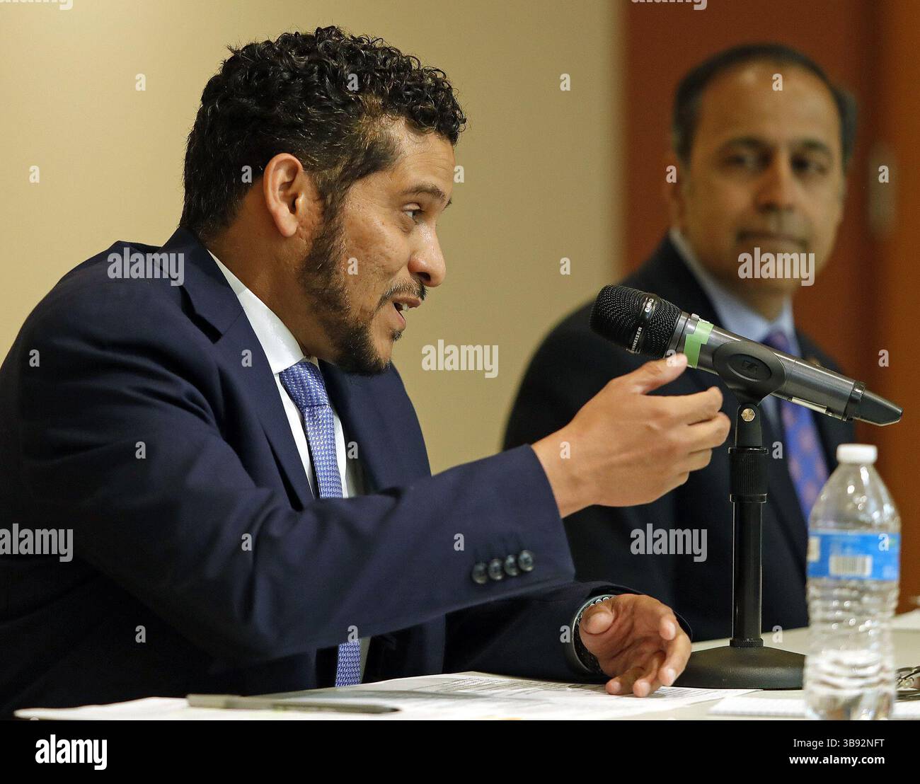 25. September 2023: Der demokratische Herausforderer Junaid Ahmed, links, macht einen Standpunkt, als die amtierende US-Repräsentantin Raja Krishnamoorthi am 2. Juni 2022 beim League of Women Voters Forum in der Gail Borden Public Library in Elgin, Illinois, hört. (Foto: © H. Rick Bamman/Chicago Tribune via ZUMA Press Wire) Stockfoto