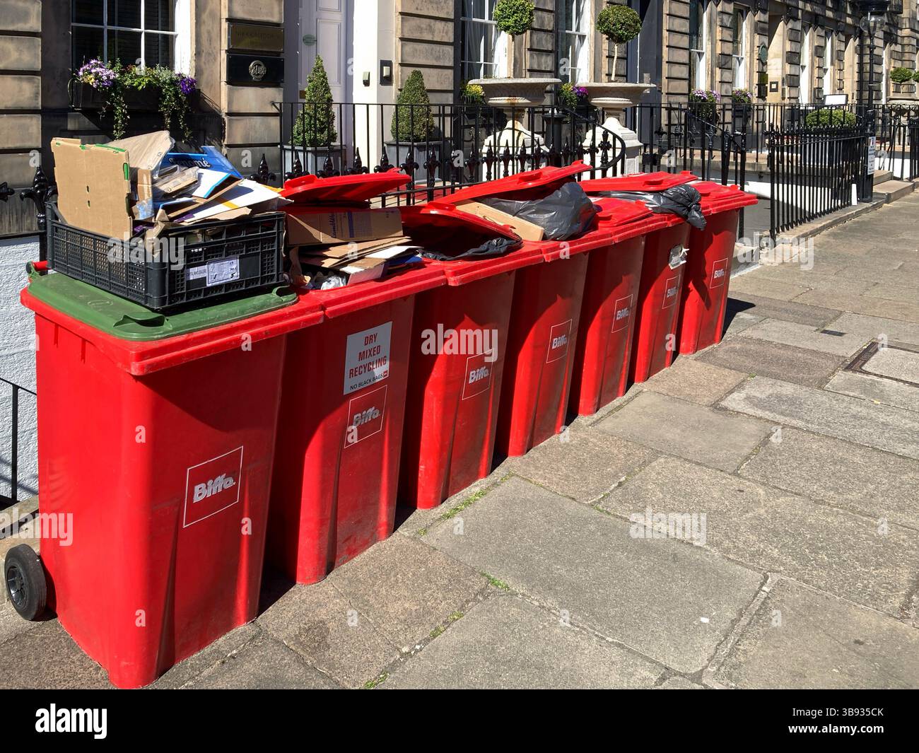 Mülltonnen für gemischte Recyclingabfälle in einer Edinburgh Street, Schottland, Großbritannien - Smartphone-aufgenommenes Stockfoto