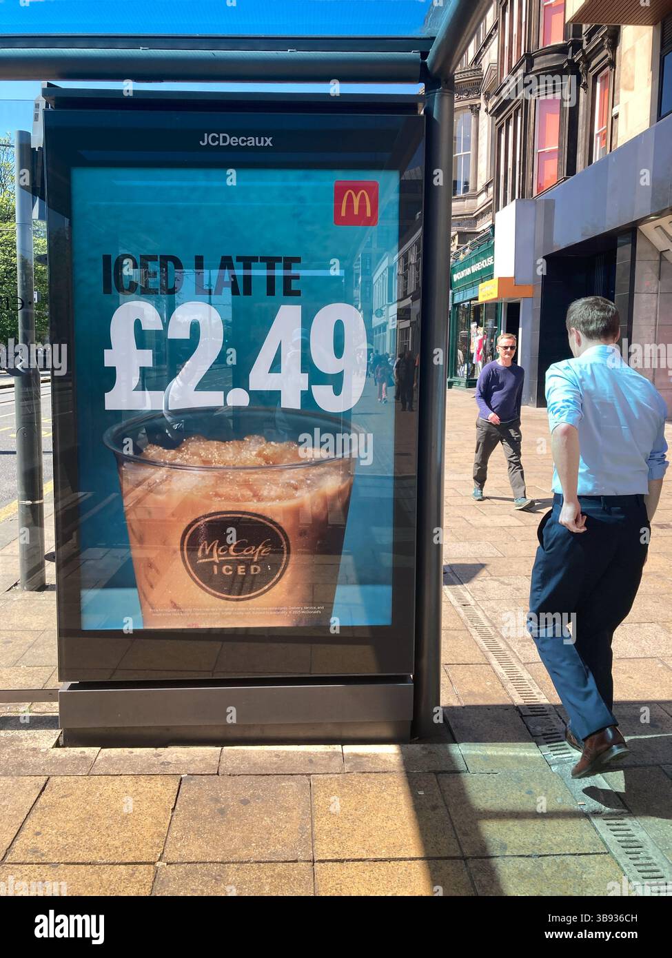 McDonald's Iced Latte, Werbespot auf Bushaltestelle, Princes Street Edinburgh - Smartphone-aufgenommenes Stockfoto