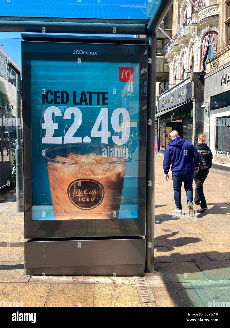McDonald's Iced Latte, Werbespot auf Bushaltestelle, Princes Street Edinburgh - Smartphone-aufgenommenes Stockfoto