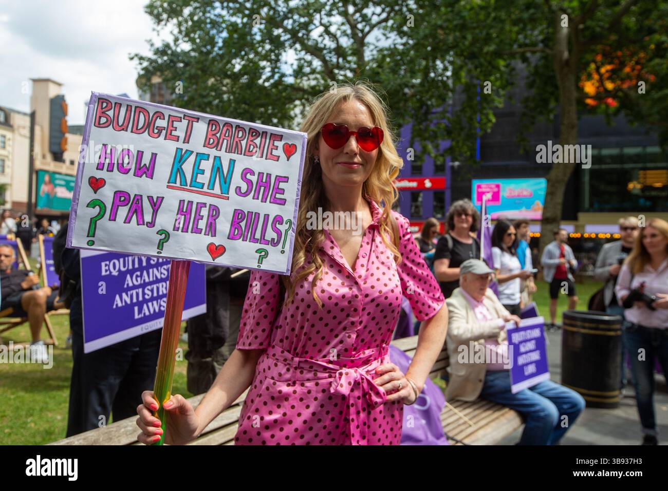 20. Juli 2023, London, England, Vereinigtes Königreich: Mitglieder der British Actors union Equity veranstalten einen Protest auf dem Leicester Square in Solidarität mit markanten Hollywood-Mitgliedern der Screen Actors Guild – American Federation of Television and Radio Artists (Foto: © Tayfun Salci/ZUMA Press Wire) Stockfoto 20. Juli 2023, London, England, Vereinigtes Königreich: Mitglieder der British Actors union Equity veranstalten einen Protest auf dem Leicester Square in Solidarität mit markanten Hollywood-Mitgliedern der Screen Actors Guild – American Federation of Television and Radio Artists (Foto: © Tayfun Salci/ZUMA Press Wire) Stockfoto