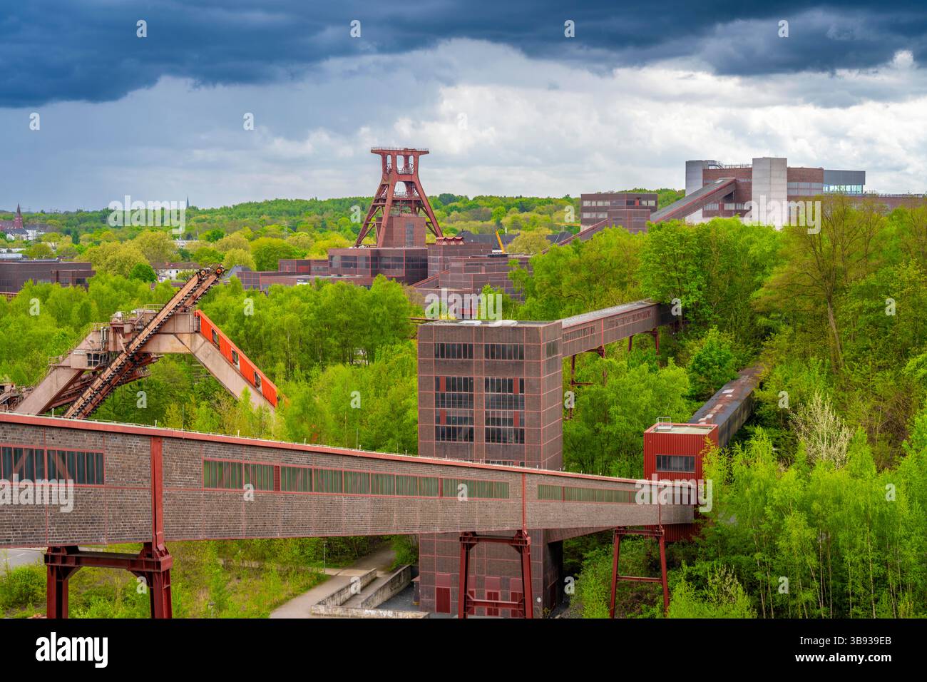 Das Gelände des Industriekomplexes Zollverein Kohlebergwerk, das zum UNESCO-Weltkulturerbe gehört, der Doppeldeckerrahmen des Schachts XII, umgeben von greene Stockfoto