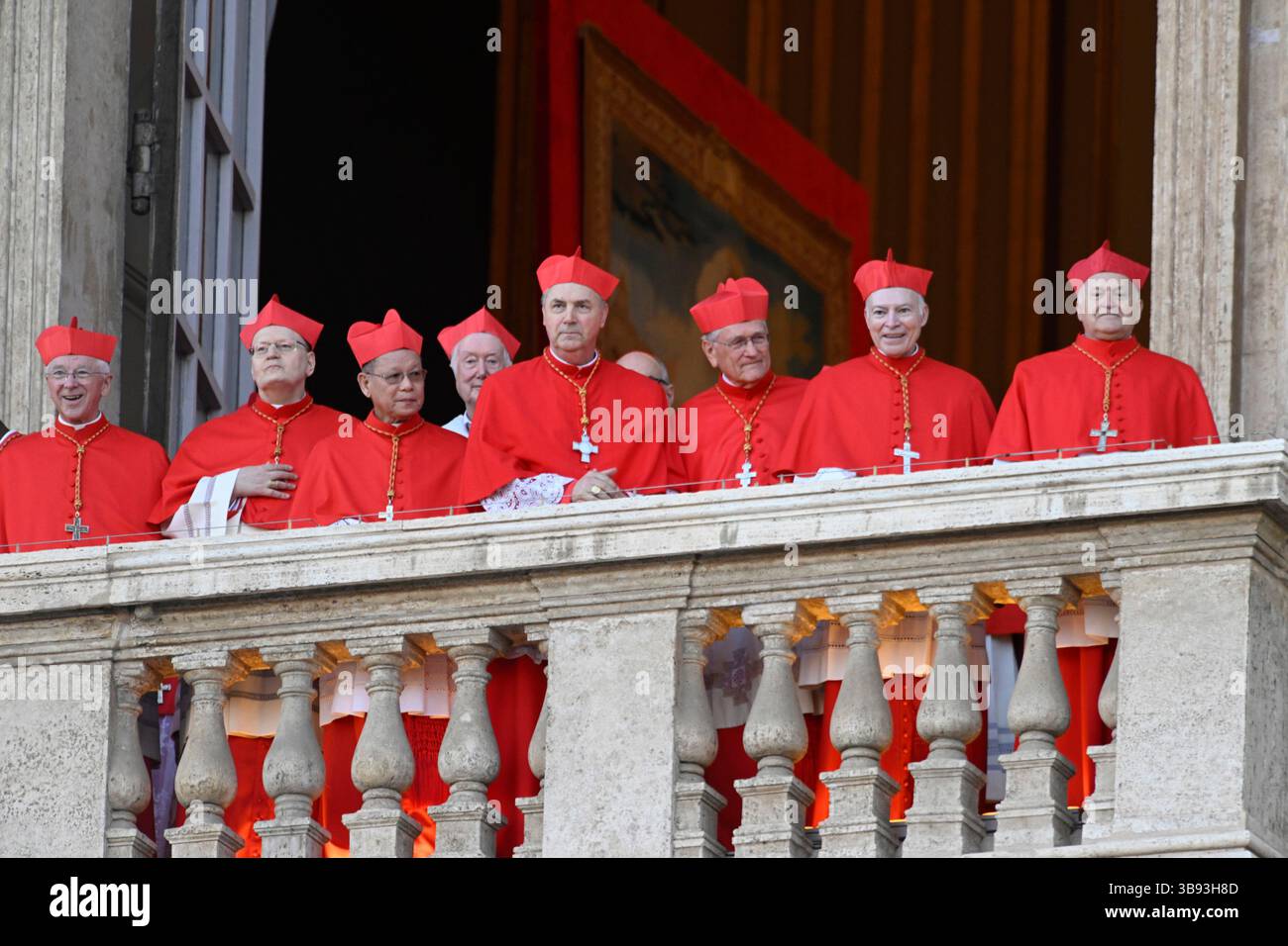 Italien. Mai 2025. Kardinäle versammeln sich, bevor der neu gewählte Papst Leo XIV. Am Donnerstag, den 8. Mai 2025, vom Balkon des Vatikans aus gesehen wird. Nach zwei Tagen wählte das Kardinalkonklave Kardinal Robert Francis Provost, der als Papst Leo XIV. Bekannt sein wird, zum 267. Obersten Papst nach dem Tod von Papst Franziskus am Ostermontag. Provost wird der erste amerikanische Papst sein. Foto: Stefano Spaziani/UPI Credit: UPI/Alamy Live News Stockfoto