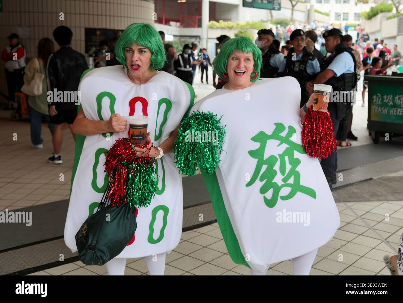 April 2023, HONGKONG, CHINA: In Hongkong, eine komische westliche Frau, gekleidet als mAh-Jong [ Pai ] im Hong Kong Stadium während des 2. Tages, HONGKONG 7 2023.April-1.2023Hongkong.ZUMA/Liau Chung-ren (Kreditbild: © Liau Chung-ren/ZUMA Press Wire) Stockfoto
