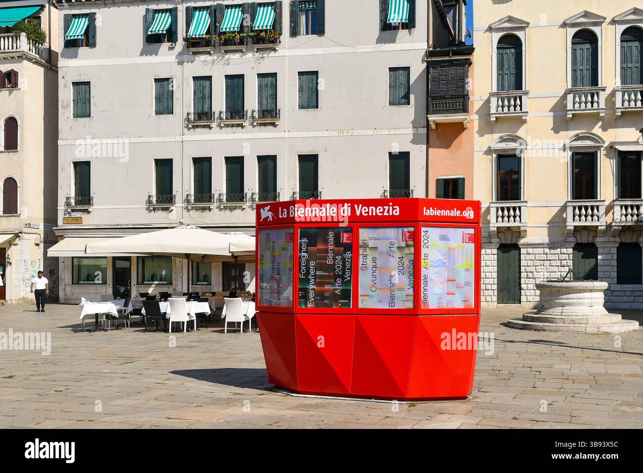 Werbestand der Kunstbiennale von Venedig 2024 mit dem Titel „Fremde überall“ in Campo Santo Stefano, Venedig, Venetien, Italien Stockfoto