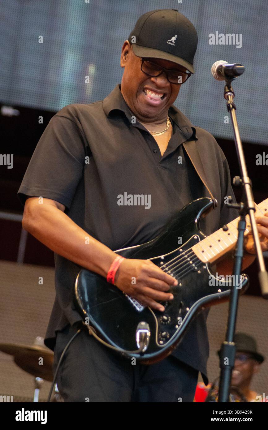 10. Juni 2023, Chicago, IL, USA: Das Chicago Blues Festival wurde am Samstag Abend des 10. Juni mit einem starken Beat fortgesetzt. Bei den starken Blues-Auftritten tanzte die Menge mit den Armen in der Luft, die winkten. SugarRay Rayford, Demetria Taylor und die Mike Wheeler Band sowie Mud Morganfield (Sohn von Muddy Waters) mit einer Blues-Star-Band waren Acts of the Evening. (Bild: © Karen I. Hirsch/ZUMA Press Wire) Stockfoto