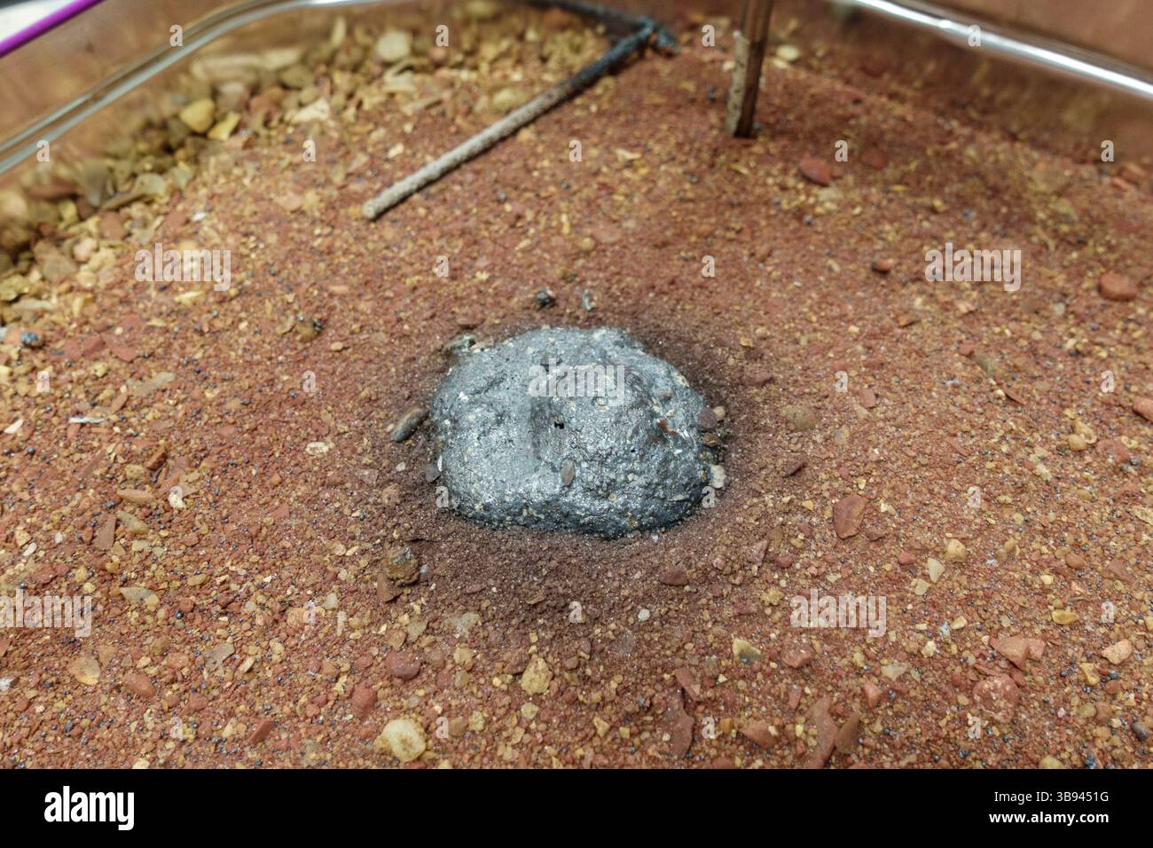 Eisen-, Aluminiumoxid- und Sandklumpen, die als Ergebnis einer britischen High-School-Thermit-Reaktion (Eisen(III)-oxid und Aluminiumpulvergemisch) hergestellt wurden. Stockfoto