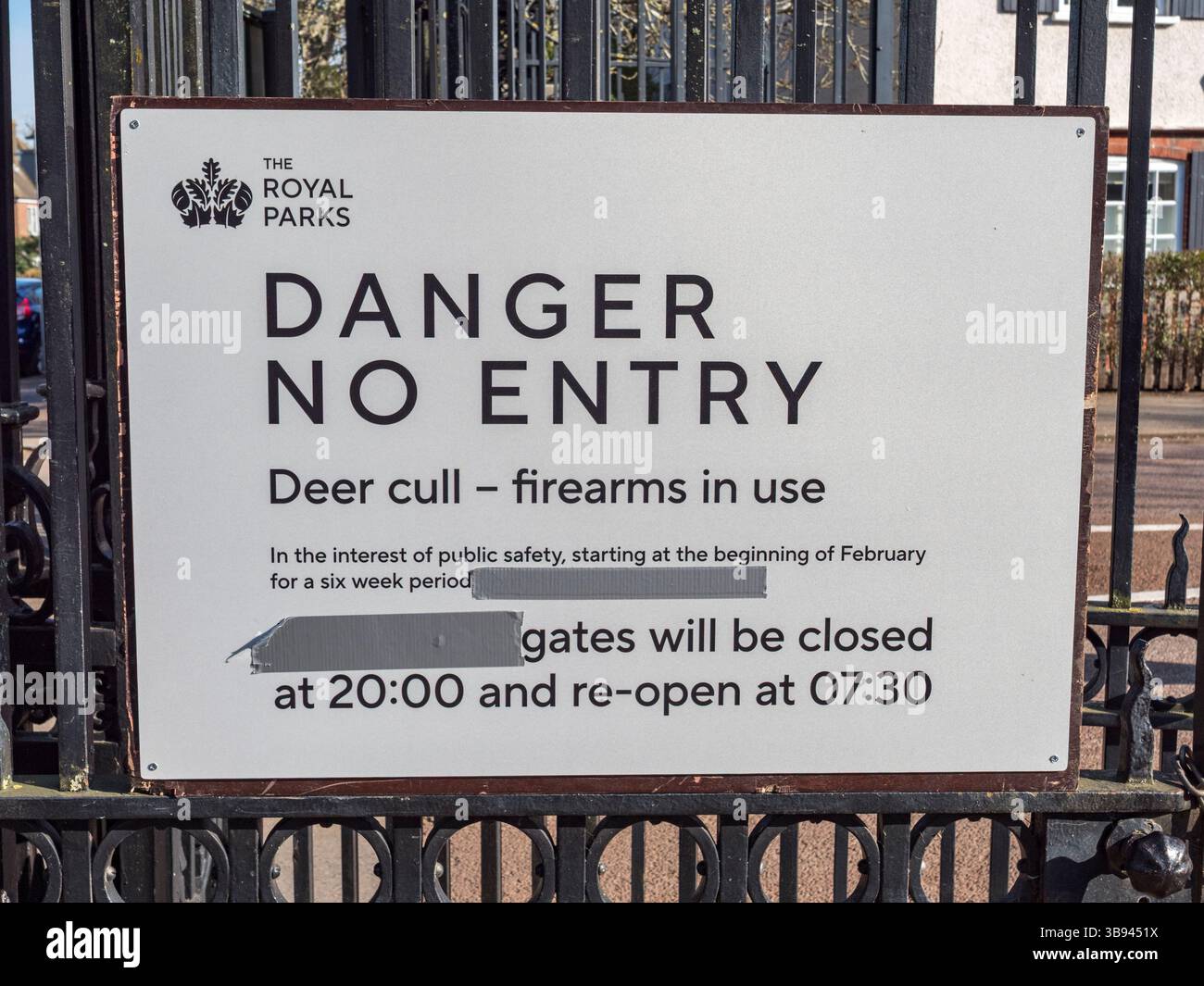Schild, das Besucher vor der jährlichen Hirschkeulung in Richmond Park, Surrey, Großbritannien, warnt. Stockfoto
