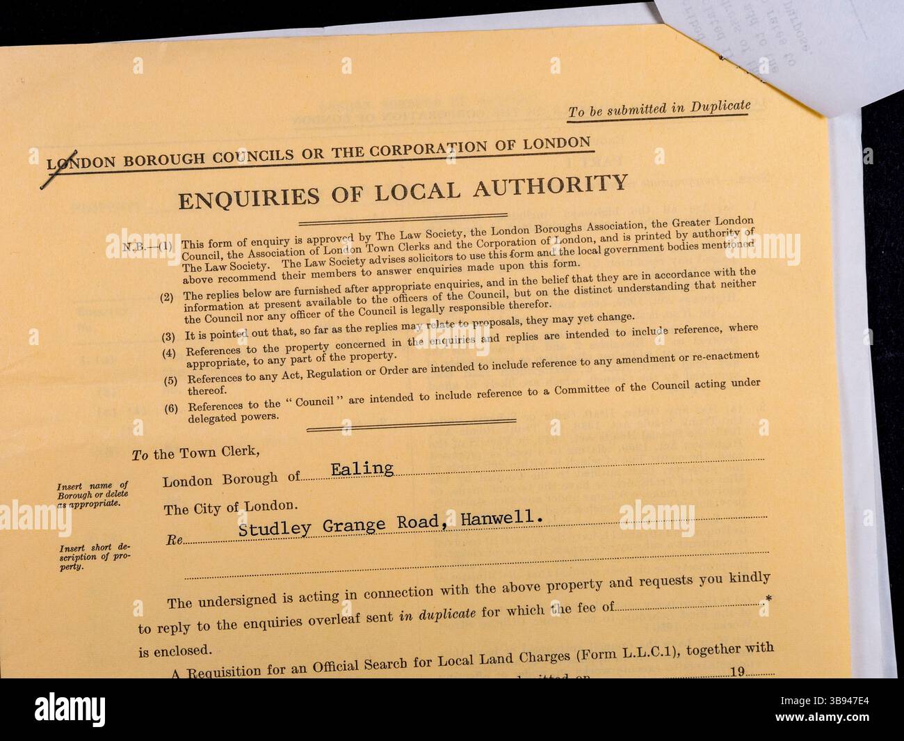 Das Dokument „Enquiries of Local Authority“ (in Bezug auf Recherchen der lokalen Behörde), wie in den Title Deeds of a UK House (vom 1972) zu sehen ist. Stockfoto
