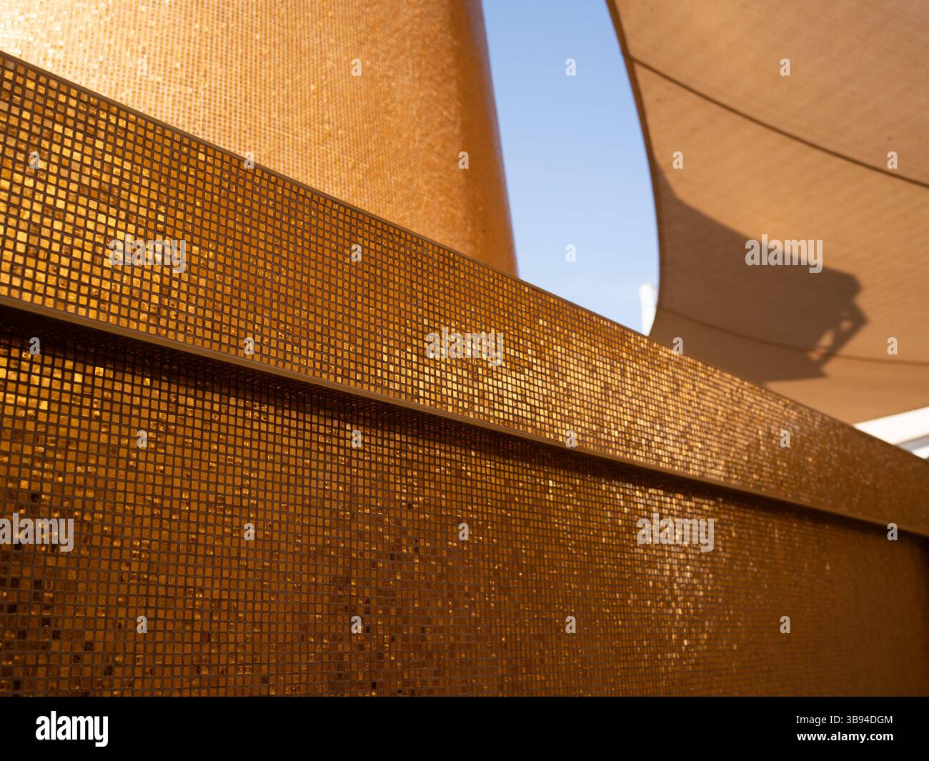 Eine detaillierte Nahaufnahme der Goldenen Moschee im Katara Cultural Village, Doha, Katar, mit ihren exquisiten goldenen Fliesen und komplizierten Mustern. Stockfoto