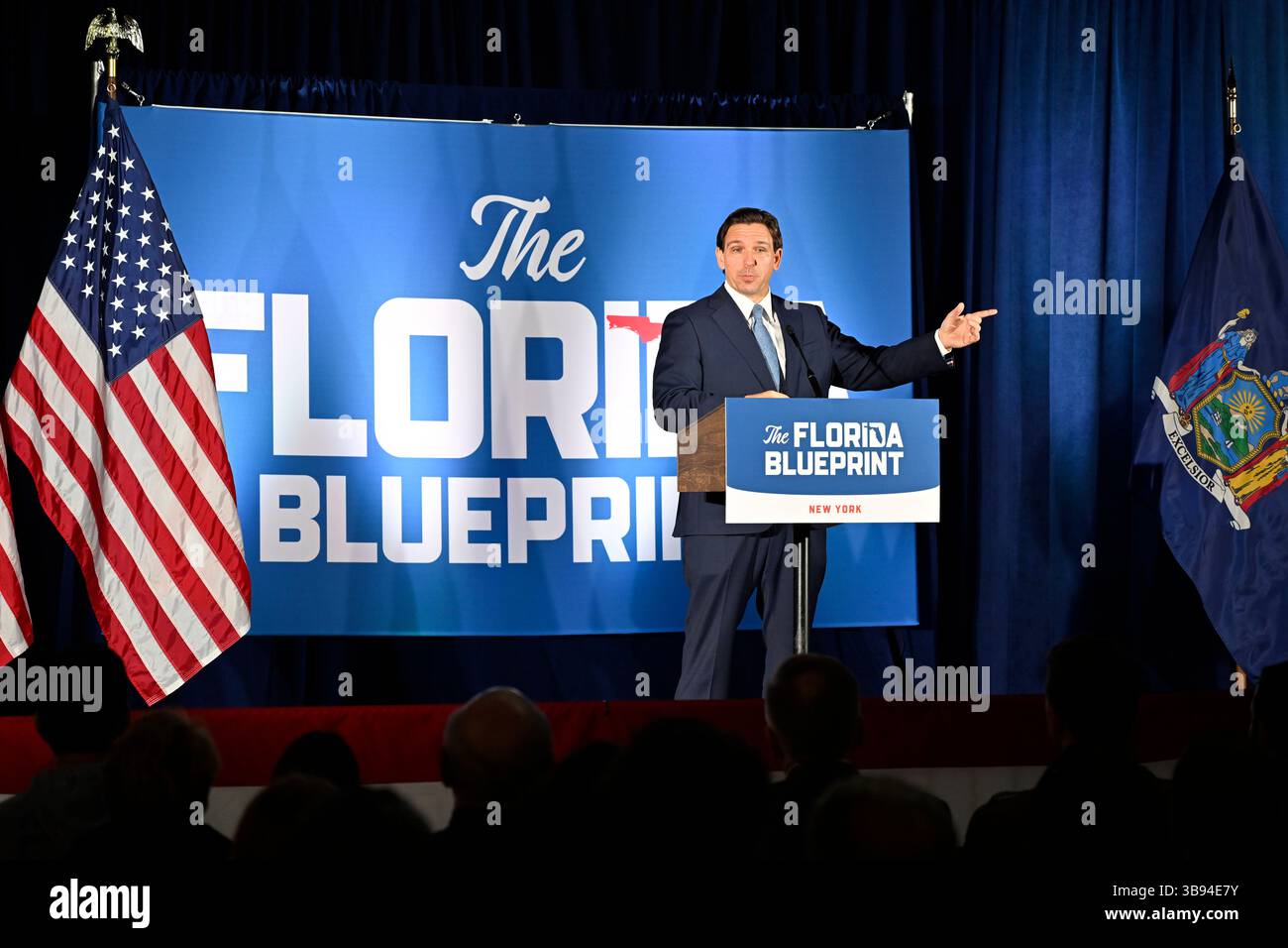 1. April 2023, Garden City, New York, USA: Der Gouverneur von Florida, RON DESANTIS, spricht während der Veranstaltung, als die Nassau County GOP das Programm von Gouverneur Desantis auf dem Florida Blueprint in der Cradle of Aviation auf Long Island veranstaltet. (Bild: © Ann Parry/ZUMA Press Wire) Stockfoto