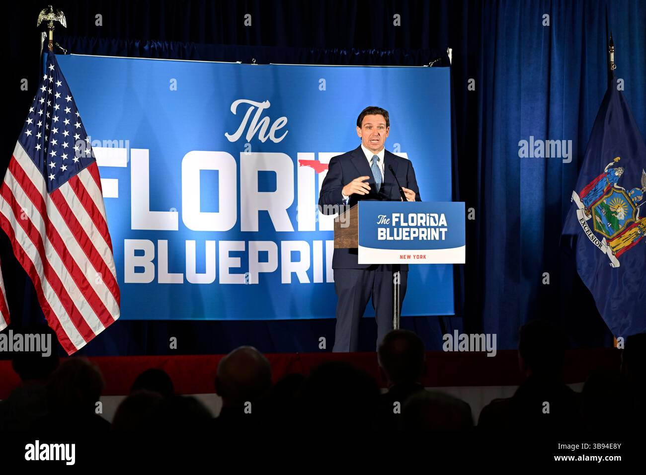 1. April 2023, Garden City, New York, Vereinigte Staaten: Der Gouverneur von Florida, RON DESANTIS, spricht während einer Veranstaltung, bei der das Nassau County GOP das Regierungs-Desantis-Programm auf dem Florida Blueprint in der Cradle of Aviation auf Long Island veranstaltet. (Bild: © Ann Parry/ZUMA Press Wire) Stockfoto