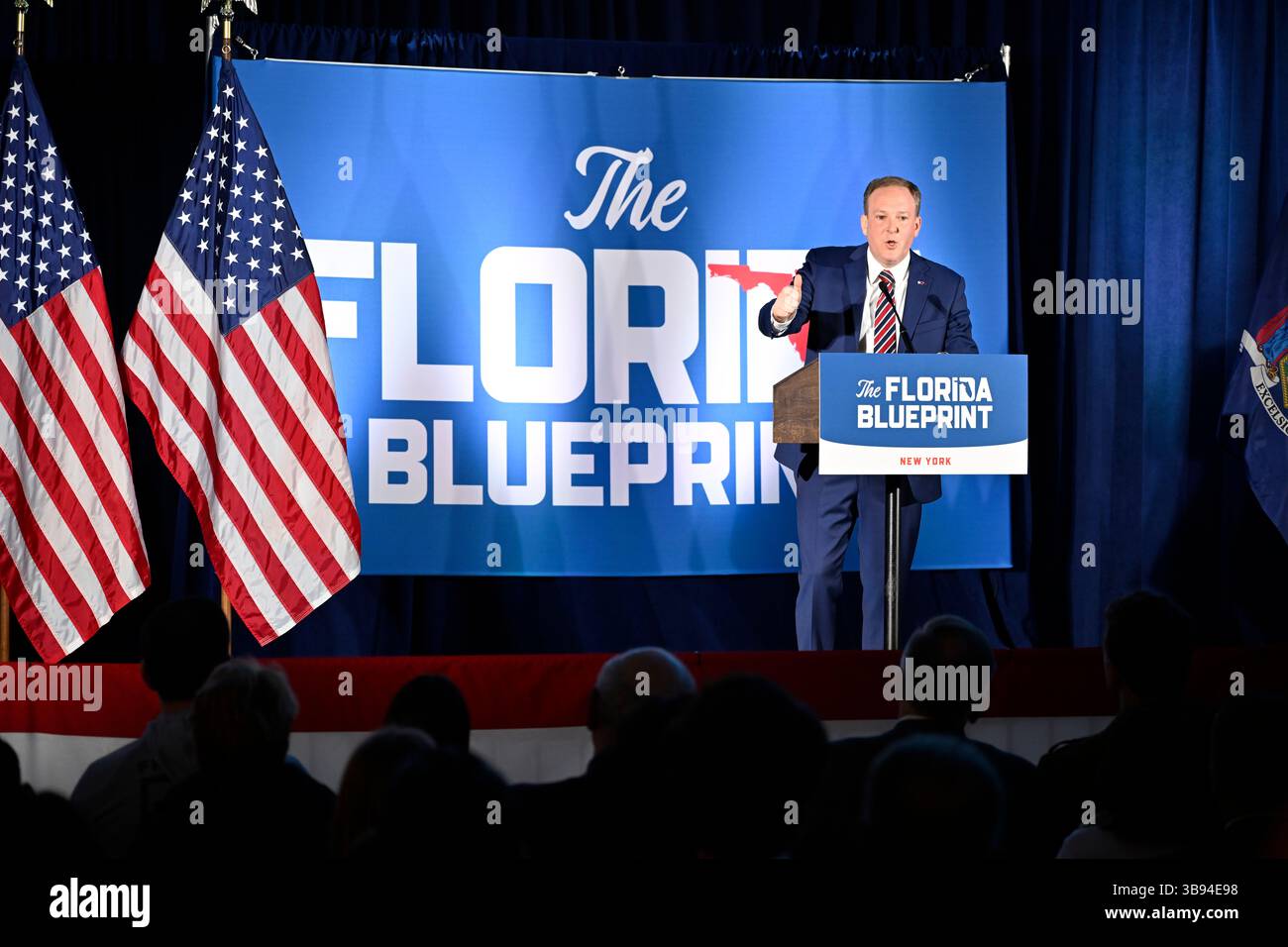 1. April 2023, Garden City, New York, Vereinigte Staaten: LEE ZELDIN, republikanischer Kandidat für das Amt des Gouverneurs von New York 2022, spricht während der Veranstaltung, als die Nassau County GOP das Programm des Gouverneurs von Florida Ron DeSantis auf dem Florida Blueprint in der Cradle of Aviation auf Long Island veranstaltet. (Bild: © Ann Parry/ZUMA Press Wire) Stockfoto