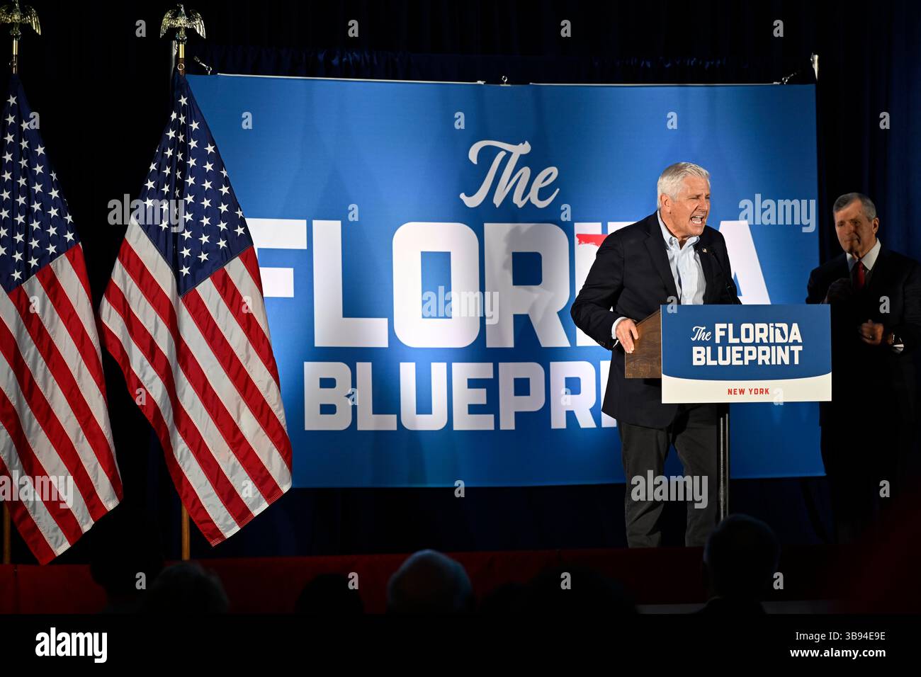 1. April 2023, Garden City, New York, Vereinigte Staaten: Nassau County Executive BRUCE BLAKEMAN spricht während der Veranstaltung, wenn die Nassau County GOP das Programm des Gouverneurs von Florida Ron DeSantis auf dem Florida Blueprint in der Cradle of Aviation auf Long Island veranstaltet. (Bild: © Ann Parry/ZUMA Press Wire) Stockfoto