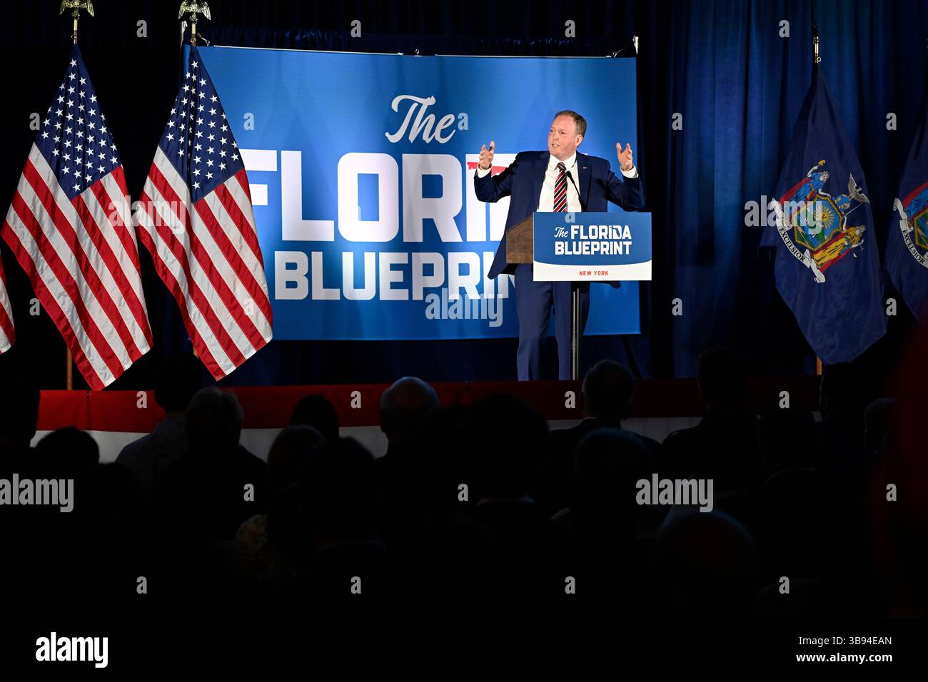 1. April 2023, Garden City, New York, Vereinigte Staaten: LEE ZELDIN, republikanischer Kandidat für das Amt des Gouverneurs von New York 2022, spricht während der Veranstaltung, als die Nassau County GOP das Programm des Gouverneurs von Florida Ron DeSantis auf dem Florida Blueprint in der Cradle of Aviation auf Long Island veranstaltet. (Bild: © Ann Parry/ZUMA Press Wire) Stockfoto