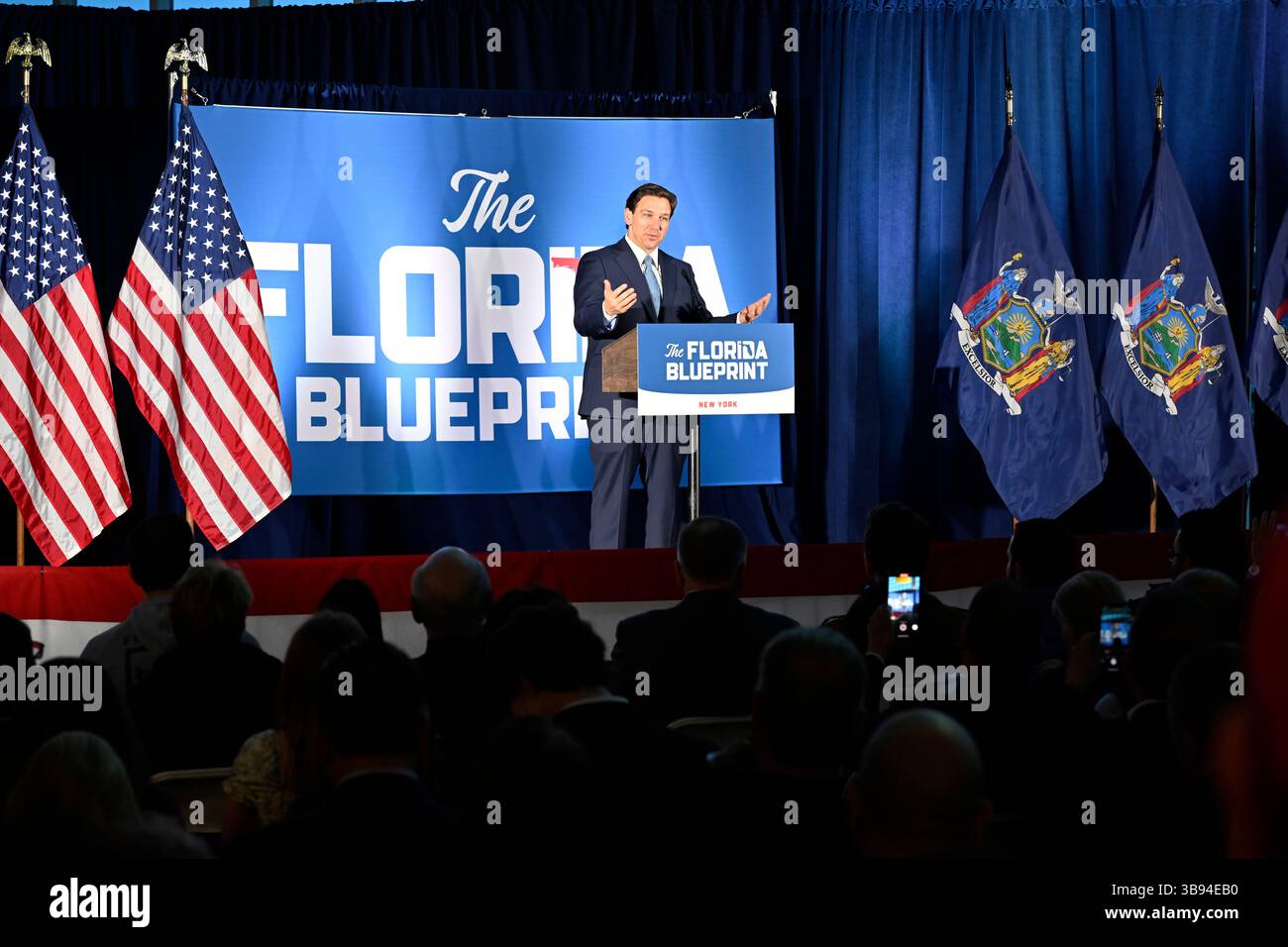 1. April 2023, Garden City, New York, Vereinigte Staaten: Der Gouverneur von Florida, RON DESANTIS, spricht während einer Veranstaltung, bei der das Nassau County GOP das Regierungs-Desantis-Programm auf dem Florida Blueprint in der Cradle of Aviation auf Long Island veranstaltet. (Bild: © Ann Parry/ZUMA Press Wire) Stockfoto