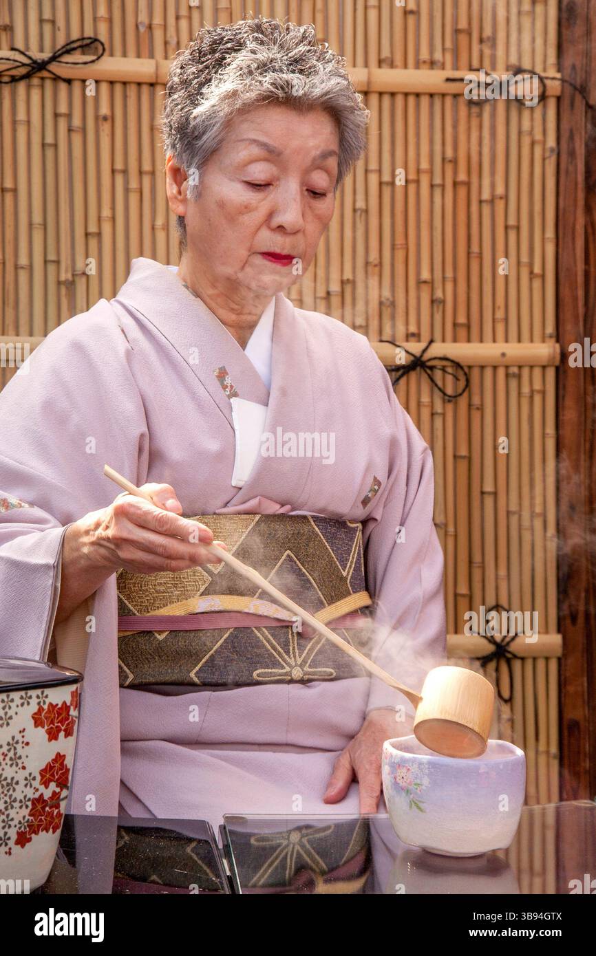 19. Juni 2017: Eine traditionell gekleidete japanische Frau mischt grünen Tee, während sie die Omotesenkei-Teezeremonie in Huntington Beach, CA, vorführt. Diese raffinierte japanische Teezeremonie soll Respekt durch Anmut und Etikette demonstrieren. Beachten Sie die Wand des Bambus-Teehauses. (Kreditbild: © Spencer Grant/ZUMA Press Wire) Stockfoto