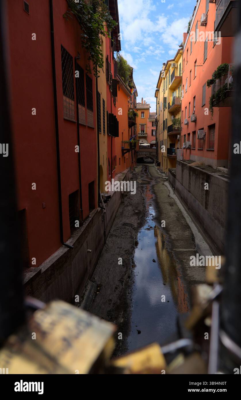 Ein malerischer Kanal zwischen Terrassen in Bologna, Italien. Stockfoto