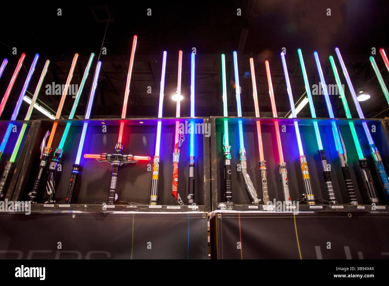 19. Juni 2017: Fluoreszierende „Lichtsäbel“ aus dem Film Star Wars sind auf der futuristischen WonderCon Comic-Character Convention in Anaheim, CA. Erhältlich (Credit Image: © Spencer Grant/ZUMA Press Wire) Stockfoto