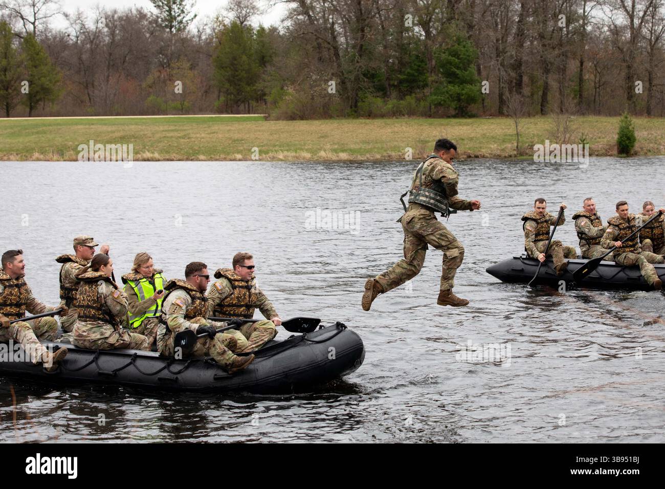 2. Mai 2025: Fort McCoy, Wisconsin, USA – Minnesota Army National Guard Sgt. Ronnell D. Shaw, ein horizontaler Bauingenieur, Unteroffizier der 850th Engineer Construction Company, 682nd Engineer Battalion, 84th Truppenkommando, springt ins Wasser und beginnt seine Bewertung während des Kampfwasserüberlebens der National Guard Region IV Best Warrior Competition in Fort McCoy, Wisconsin., Wisconsin. Mai 2025. Soldaten demonstrierten ihre Schwimm- und Wassertrittfähigkeiten während des Combat Water Survival Tests. The National Guard Region IV Best Warrior com Stockfoto