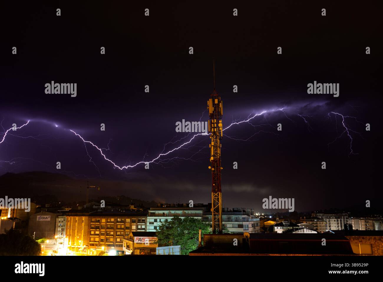 Dramatische Blitze, die bei einem starken Gewitter in der Nacht erfasst wurden und den Himmel mit intensiver Energie erleuchten. Stockfoto