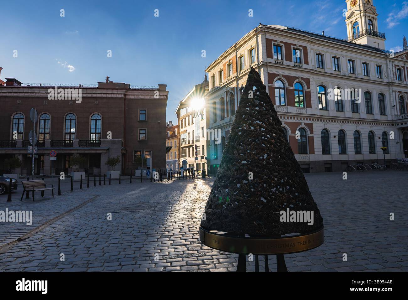Rigaer Altstadtplatz mit Weihnachtsbaumskulptur und Rathaus Stockfoto