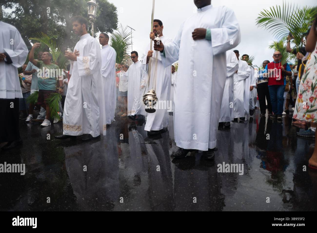 Salvador, Bahia, Brasilien - 13. April 2025: Priester, Gläubige und Seminaristen nehmen an der Palmsonntagsprozession Teil. Salvador, Brasilien. Stockfoto