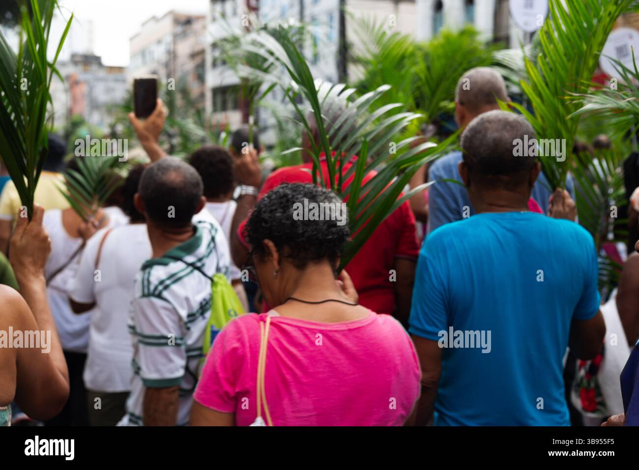 Salvador, Bahia, Brasilien - 13. April 2025: Hunderte Katholiken werden während einer Palmsonntagsprozession in Salvador, Brasilien, beim Spaziergang gesehen. Stockfoto