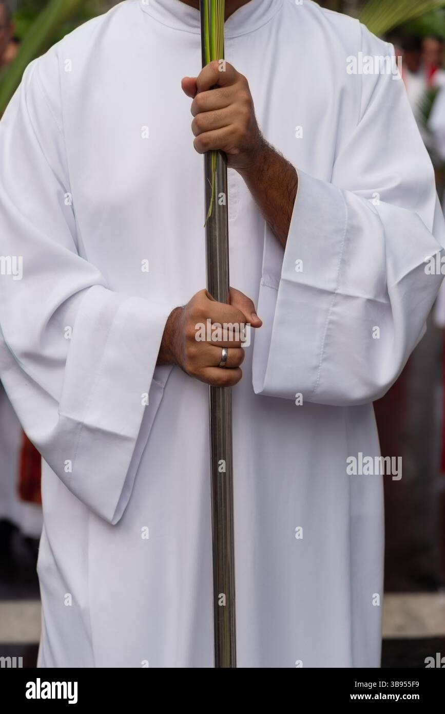 Salvador, Bahia, Brasilien - 13. April 2025: Priester und Seminaristen werden während einer Palmsonntagsprozession in Salvador, Brasilien, beim Spaziergang beobachtet. Stockfoto