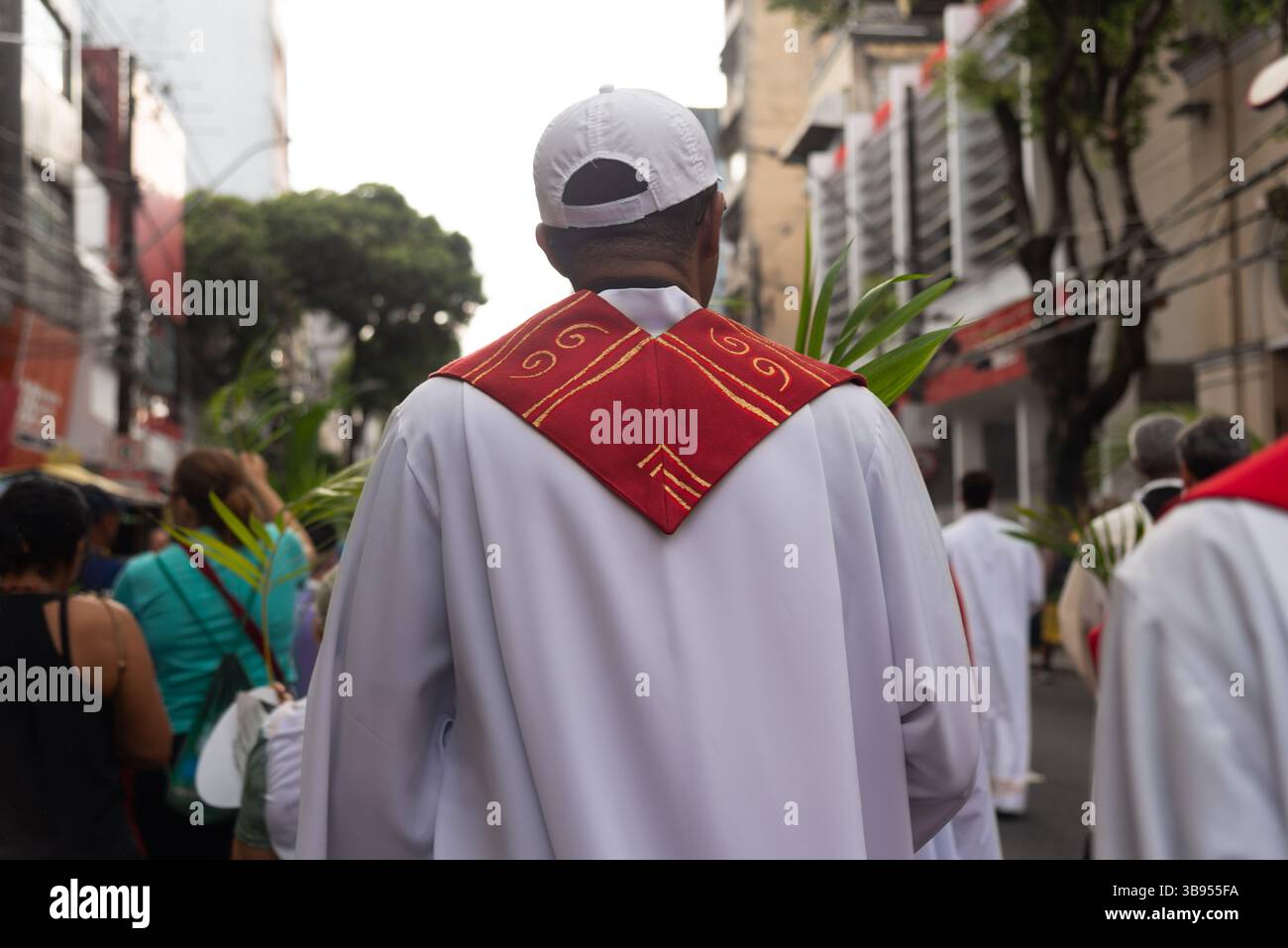 Salvador, Bahia, Brasilien - 13. April 2025: Katholische Gläubige werden während einer Palmsonntagsprozession in Salvador, Brasilien, beim Spaziergang gesehen. Stockfoto