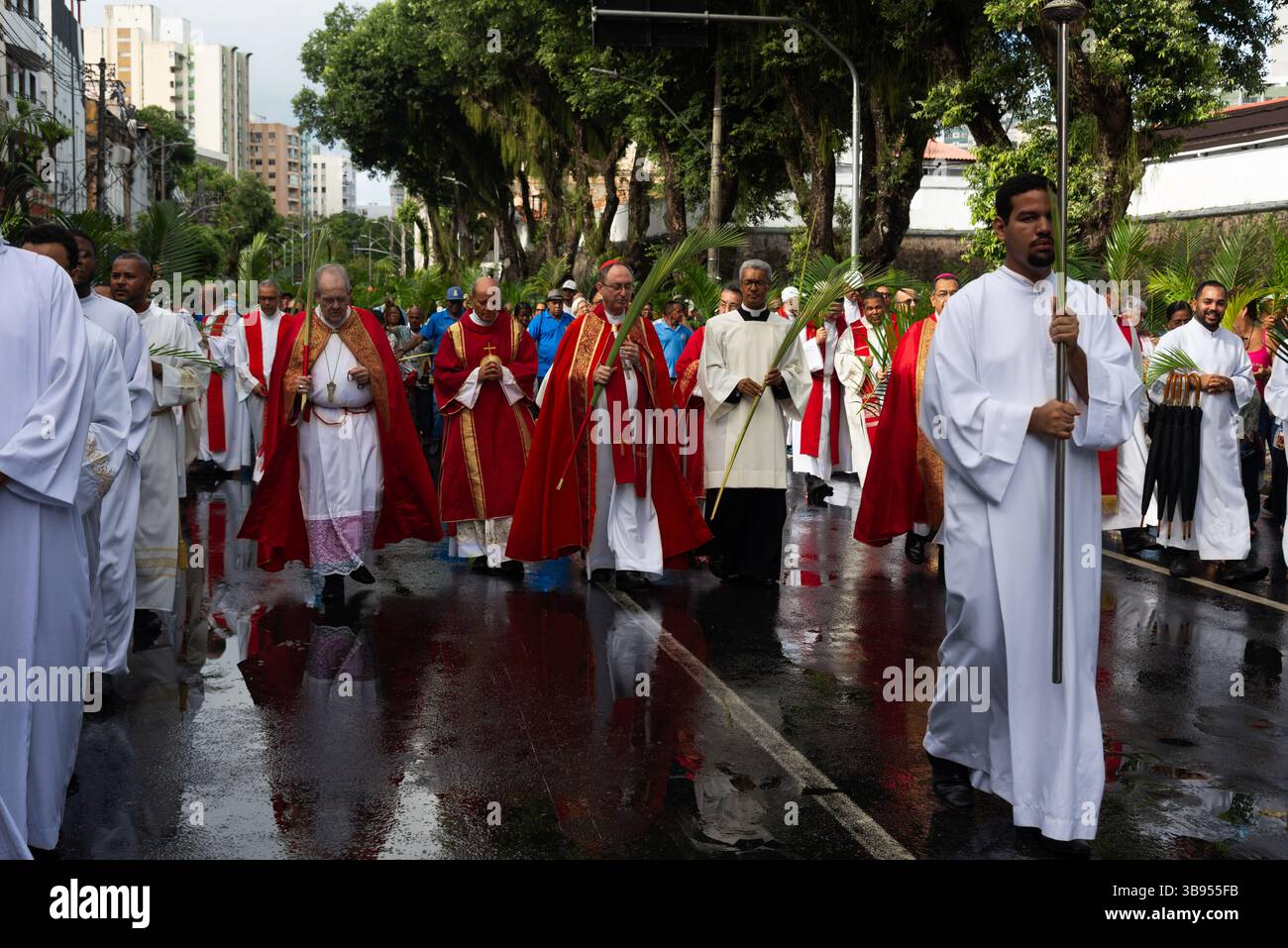 Salvador, Bahia, Brasilien - 13. April 2025: Priester und Seminaristen werden während einer Palmsonntagsprozession in Salvador, Brasilien, beim Spaziergang beobachtet. Stockfoto