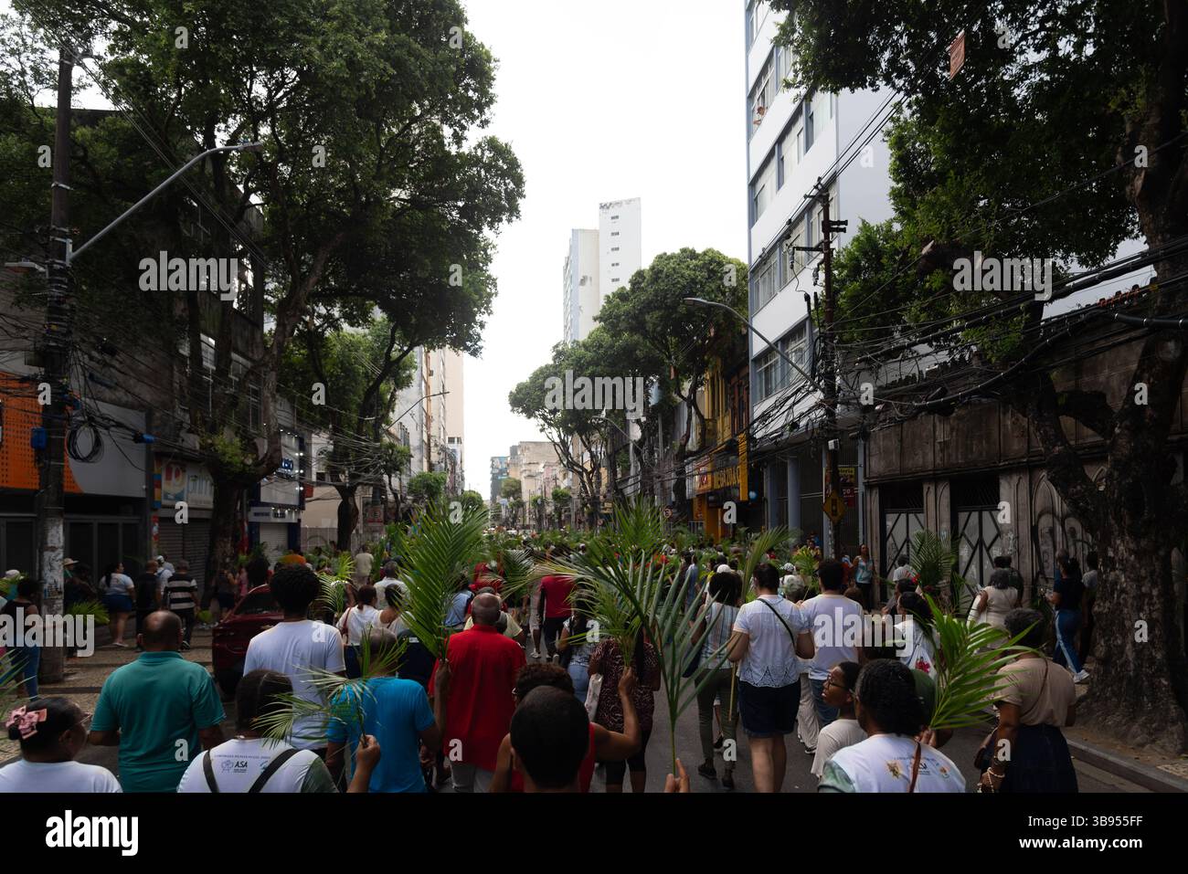 Salvador, Bahia, Brasilien - 13. April 2025: Hunderte Katholiken werden während einer Palmsonntagsprozession in Salvador, Brasilien, beim Spaziergang gesehen. Stockfoto