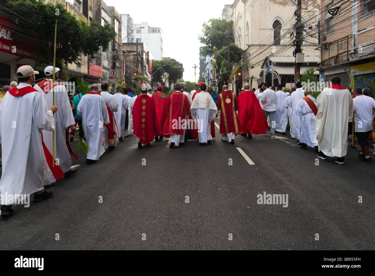 Salvador, Bahia, Brasilien - 13. April 2025: Priester, Gläubige und Seminaristen nehmen an der Palmsonntagsprozession Teil. Salvador, Brasilien. Stockfoto