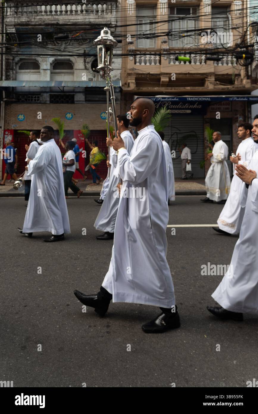 Salvador, Bahia, Brasilien - 13. April 2025: Priester und Seminaristen werden während einer Palmsonntagsprozession in Salvador, Brasilien, beim Spaziergang beobachtet. Stockfoto