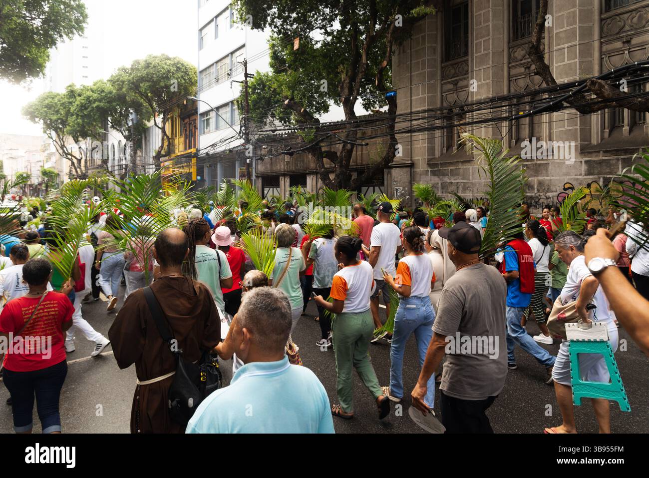 Salvador, Bahia, Brasilien - 13. April 2025: Hunderte Katholiken nehmen an der Palmsonntagsprozession in Salvador, Brasilien, Teil. Stockfoto