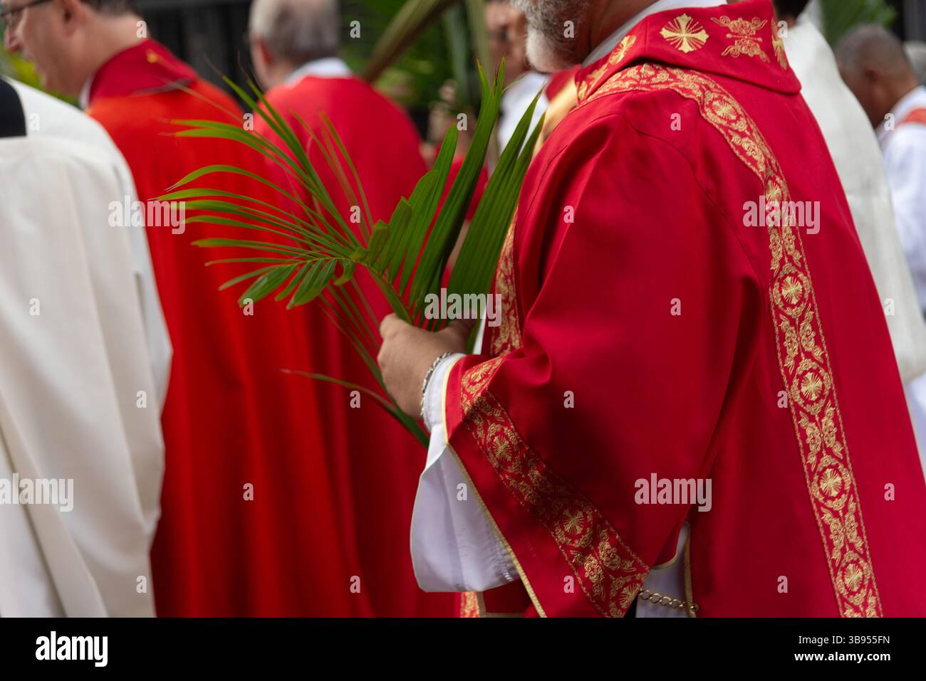 Salvador, Bahia, Brasilien - 13. April 2025: Katholische Gläubige werden während einer Palmsonntagsprozession in Salvador, Brasilien, beim Spaziergang gesehen. Stockfoto