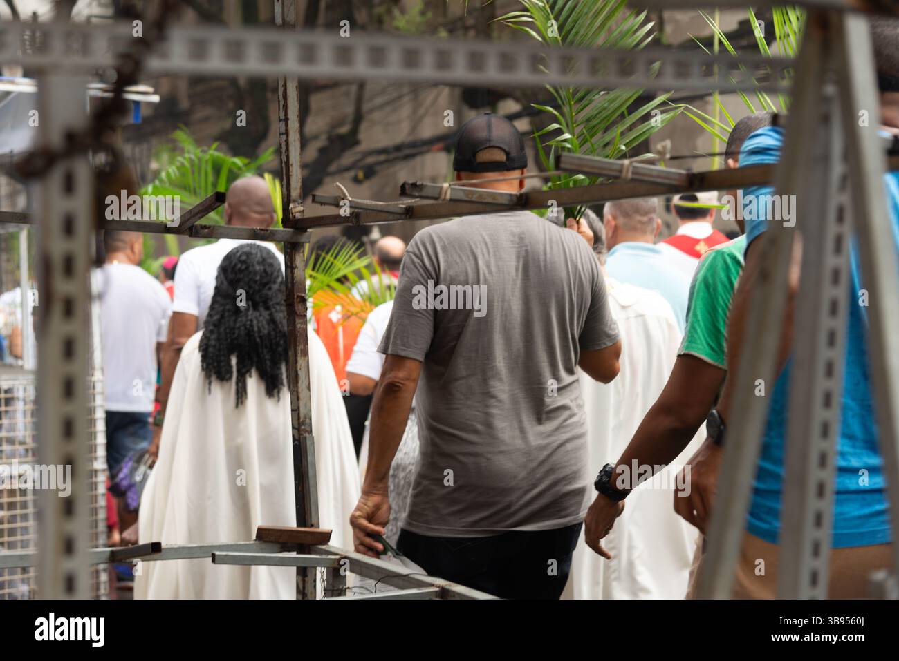 Salvador, Bahia, Brasilien - 13. April 2025: Katholische Gläubige werden während einer Palmsonntagsprozession in Salvador, Brasilien, beim Spaziergang gesehen. Stockfoto