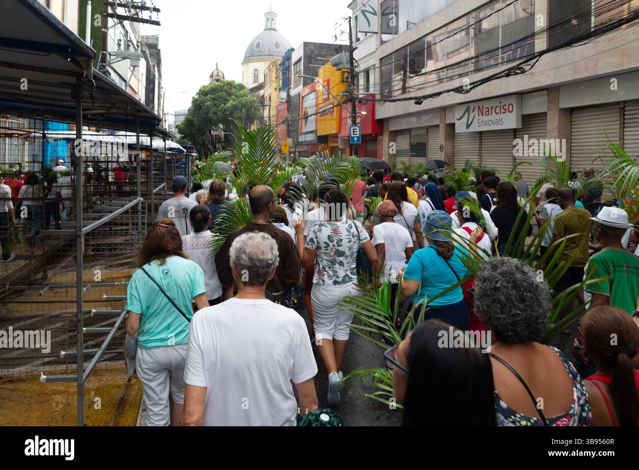 Salvador, Bahia, Brasilien - 13. April 2025: Hunderte Katholiken nehmen an der Palmsonntagsprozession in Salvador, Brasilien, Teil. Stockfoto