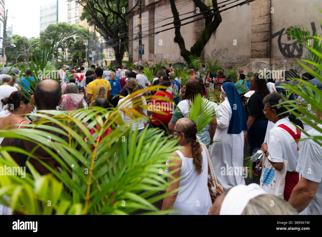 Salvador, Bahia, Brasilien - 13. April 2025: Katholische Gläubige werden während einer Palmsonntagsprozession in Salvador, Brasilien, beim Spaziergang gesehen. Stockfoto