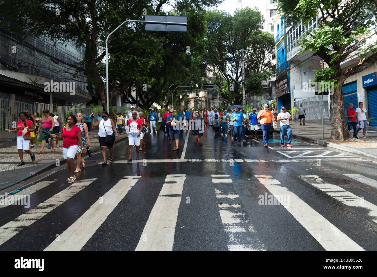 Salvador, Bahia, Brasilien - 13. April 2025: Katholische Gläubige werden während einer Palmsonntagsprozession in Salvador, Brasilien, beim Spaziergang gesehen. Stockfoto