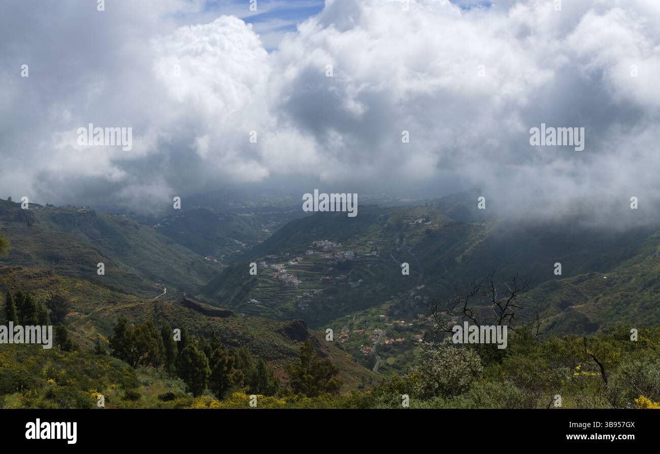Gran Canaria, Landschaft des zentralen bergigen Teils der Insel, Las Cumbres, dh die Gipfel, Wanderroute zwischen Las Lagunetas und Cruz de Teje Stockfoto