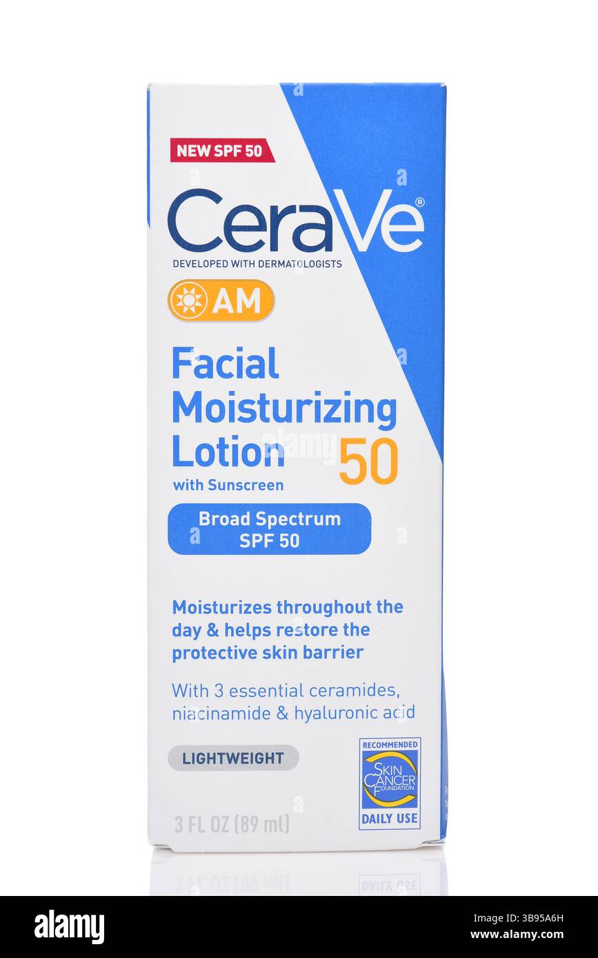 IRVINE, KALIFORNIEN - 7. MAI 2025: Eine Schachtel CeraVe Gesichtscreme mit LSF 50. Stockfoto