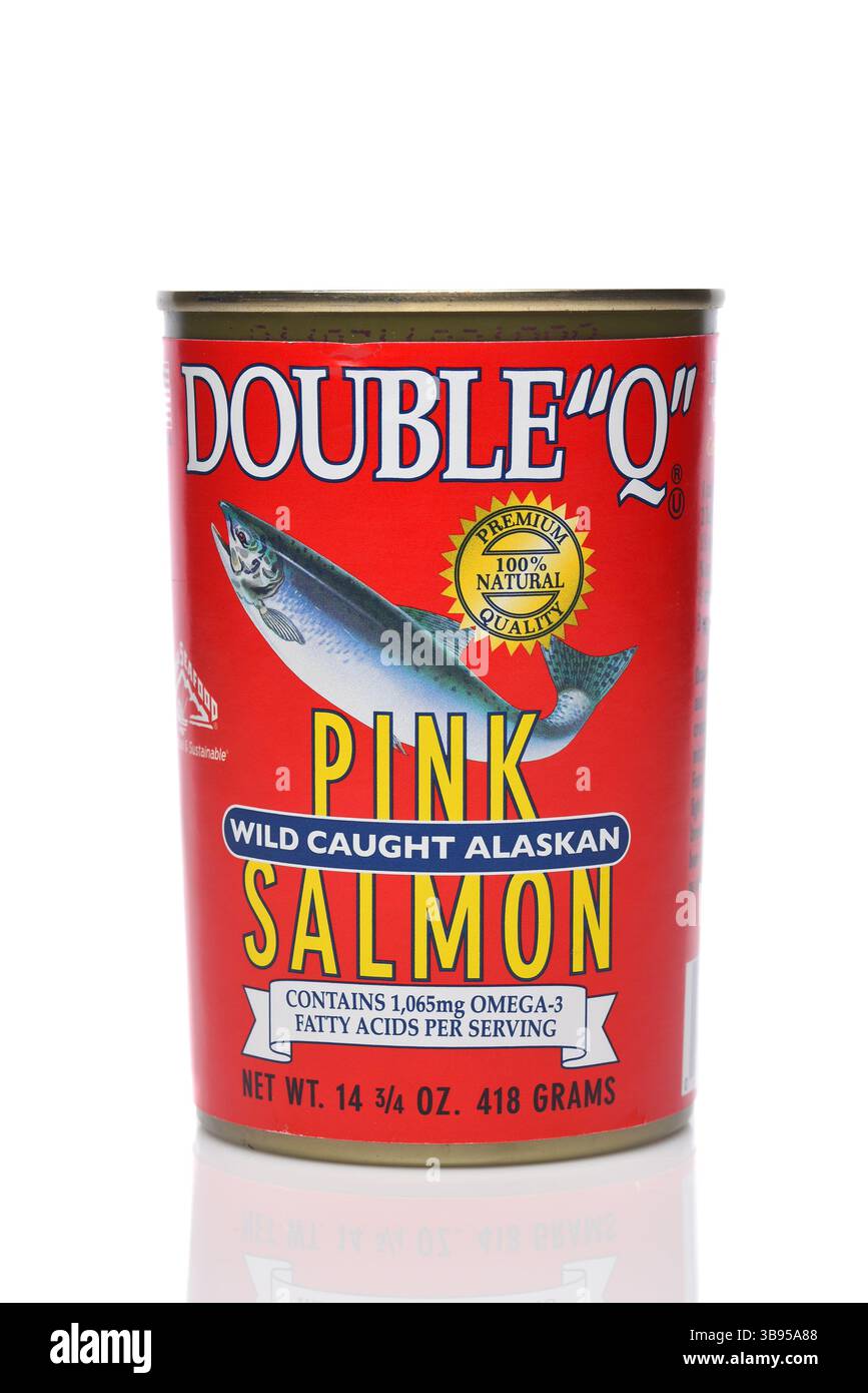 IRVINE, KALIFORNIEN - 8. MAI 2025: Eine Dose mit Double Q Wild Gefangenem Alaska Pink Lachs. Stockfoto