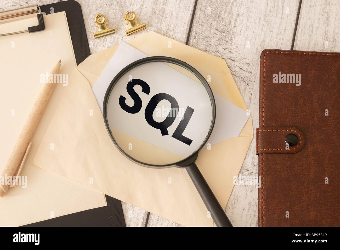 SQL-Programmiersprache. Wort sql und Laptop, Gläser und Kaffee auf Holztisch Stockfoto