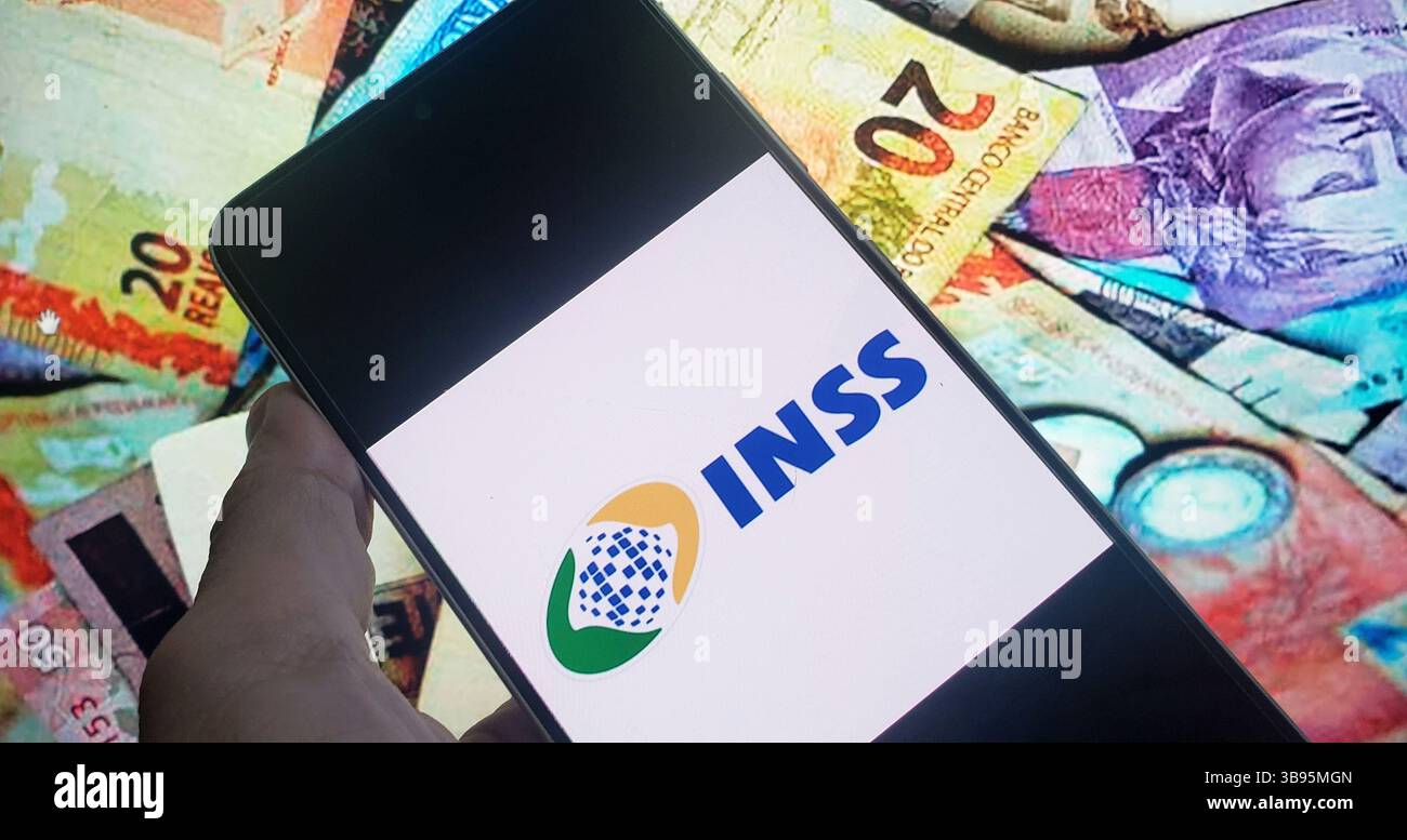 Bundesrichter Waldemar Claudio de Carvalho gab der Regierung Lula und dem Nationalen Institut für soziale Sicherheit (INSS) 48 Stunden, um sich über Unregelmäßigkeiten bei Abzügen von der Gehaltsabrechnung der Rentner zu äußern. In dem Urteil ermittelte der Richter die 48 Stunden auf der Grundlage der „Dringlichkeit der vorliegenden Frage“. Er ordnete auch an, die Bundesanwaltschaft zur Stellungnahme vorzuladen. Quelle: Cris Faga/Alamy Live News Stockfoto