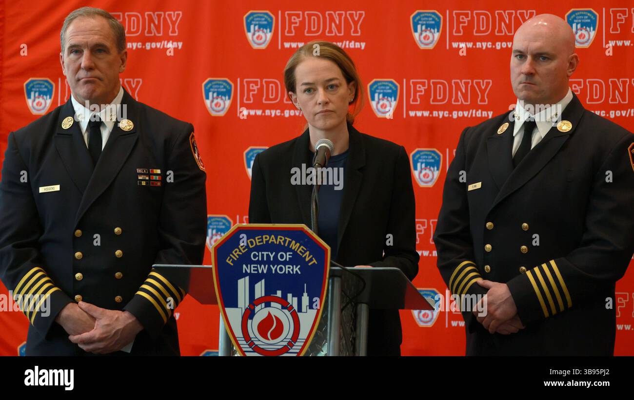 9. Mai 2023: FDNY-Kommissarin Laura Kavanagh, Center, wird am Dienstag während einer Pressekonferenz im FDNY-Hauptquartier in Brooklyn gezeigt. Der kommissar kündigte die neue Botschaft der Feuerwehr über die Lagerung, das Laden und die Pflege von E-Bike-Batterien an. (Foto: © Luiz C. Ribeiro/New York Daily News via ZUMA Press Wire) Stockfoto