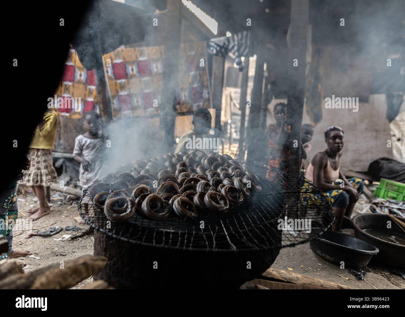 23. Januar 2022, Lagos, Nigeria: Opfer der Bevölkerungsexplosion in Lagos, der Überfischung im Golf von Guinea und der unerbittlichen Effizienz des freien Handels, die Bevölkerung von Makoko importiert heute fast 70 % der Fische, die sie rauchen und dann auf die Märkte von Lagos versenden. Makoko, Lagos, 20. Dezember 01/2022 (Kreditbild: © Sadak Souici/ZUMA Press Wire) Stockfoto